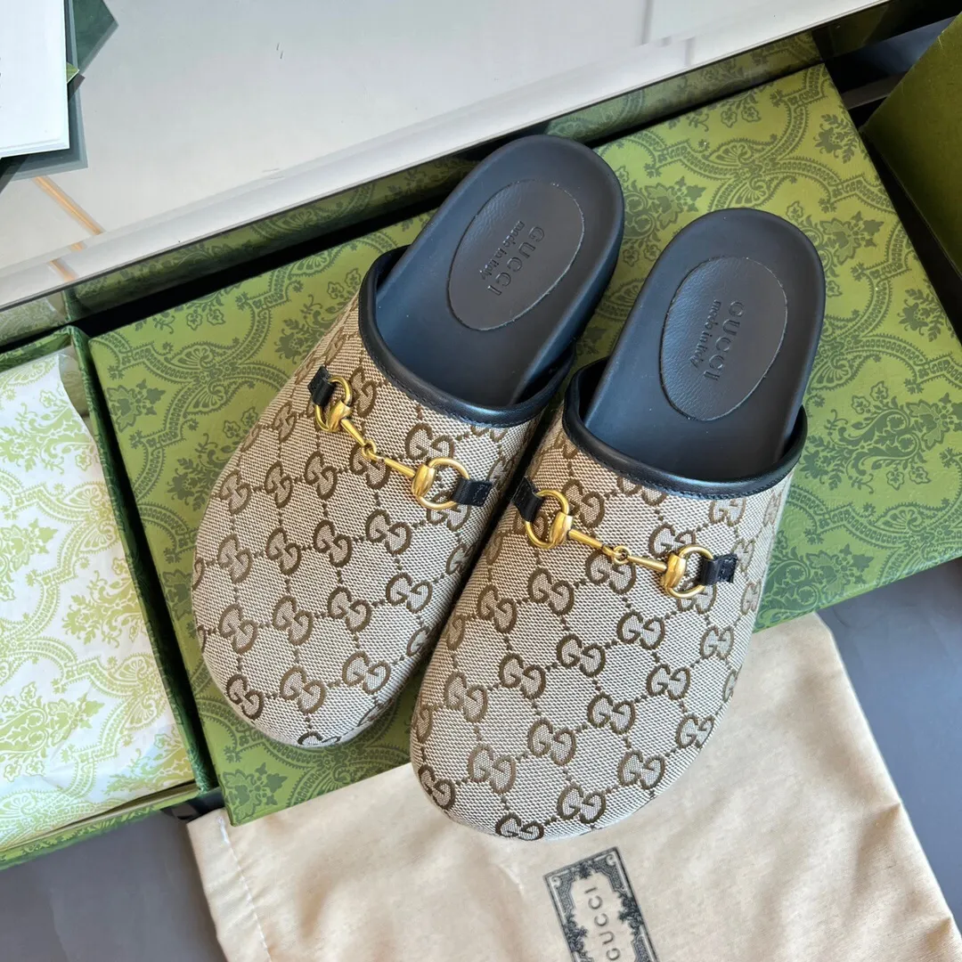 👟👟Ex-factory price 440👟👟 2023 new GuCci unisex couple's mules and toe-cap slippers💑 Synchronized with the official website, the original version is copied one to one, the highest version🆙👏🔥All material details are consistent with YB💪👍 We make goods all year round. Sizes 35-45 A cherished piece of the brand's history, these slippers reinterpret Gucci's equestrian heritage through signature hardware with Clam👟👟 ex-factory price. These slip-on sandals are made of leather and are part of the Gucci Love 👟👟factory arade collection. Cowhide upper, GG classic leather flower accessories, clamp, rubber sole, flat bottom